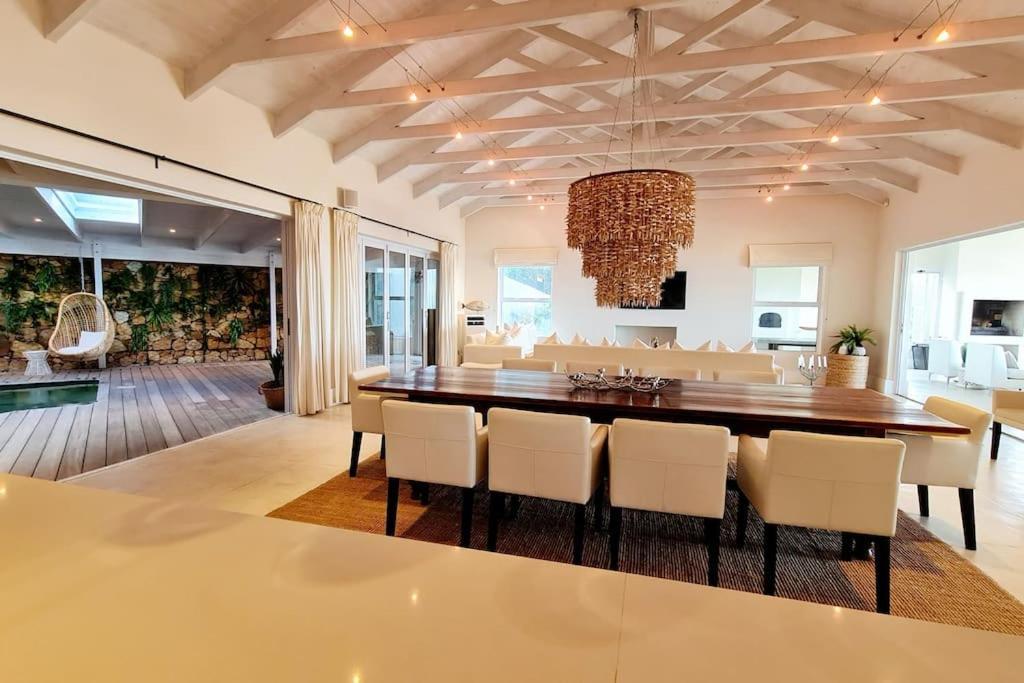 Contemporary With Amazing Views Villa