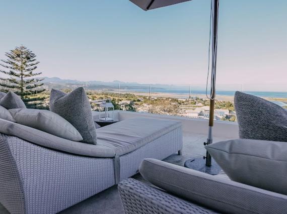 Contemporary With Amazing Views Villa
